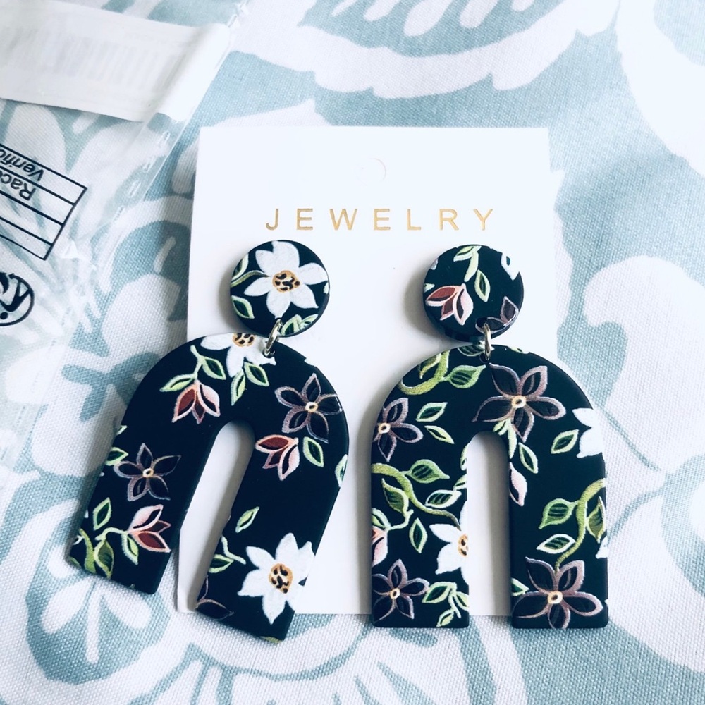 Jewelry - NWT Black U Shape Flower Pattern Earrings